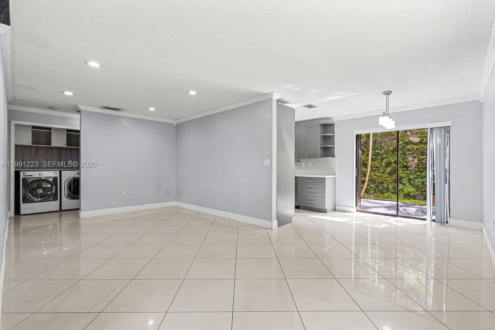 LAGUNA TROPICAL CONDO - Residential