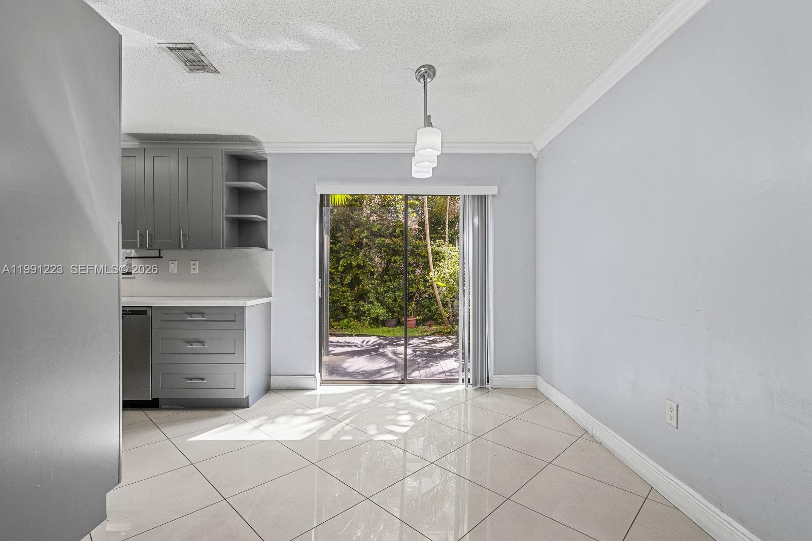 LAGUNA TROPICAL CONDO - Residential