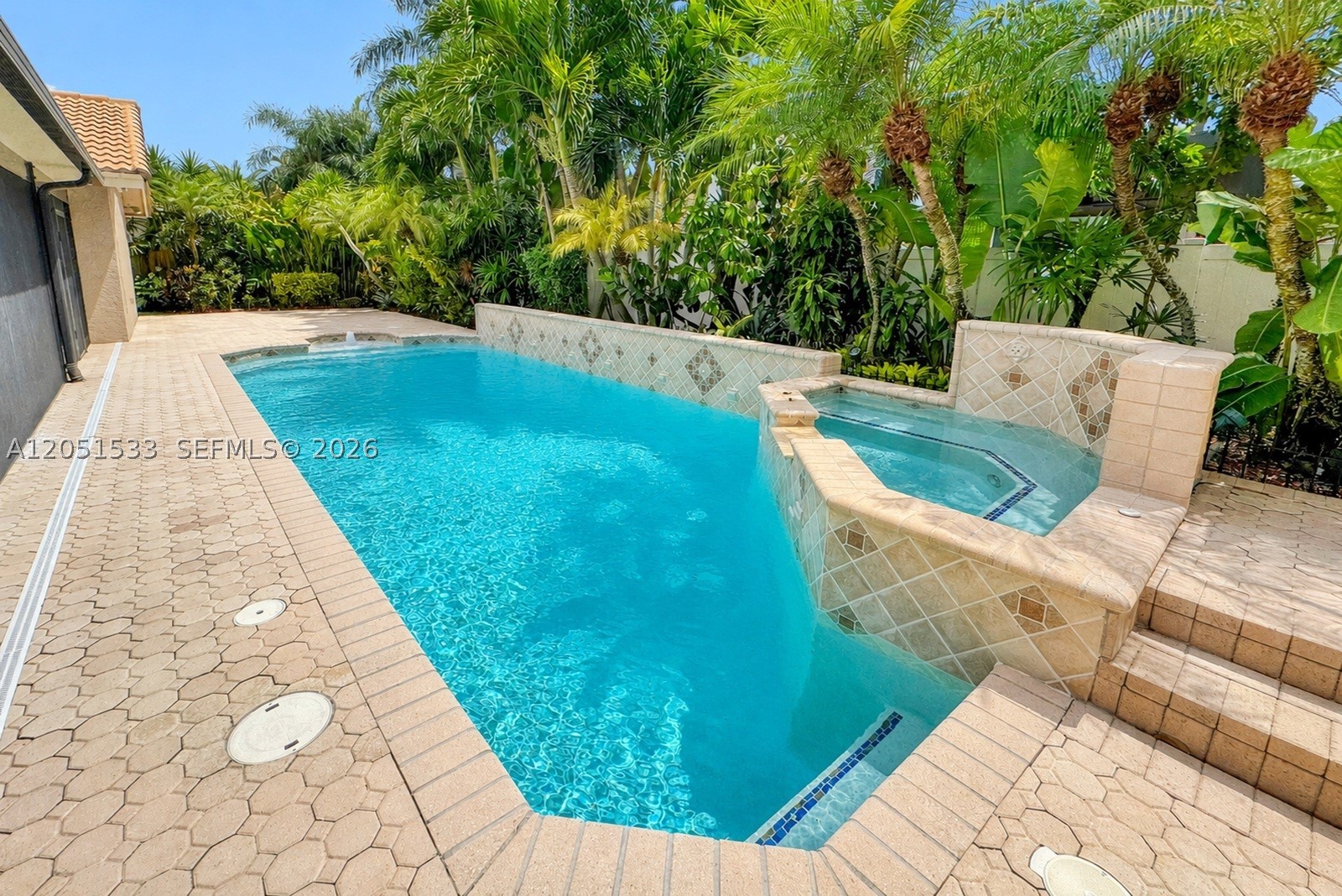 EMBASSY LAKES - Residential
