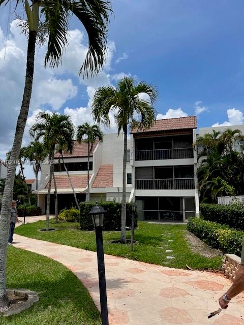 Discover this charming 2-bedroom, 2-bathroom apartment located in one of Weston’s most sought-after communities. Enjoy breathtaking views that offer the perfect daily backdrop. This home combines comfort and convenience, with top-rated schools just minutes away. Don’t miss the opportunity to live in a prime location with everything you need close at hand.