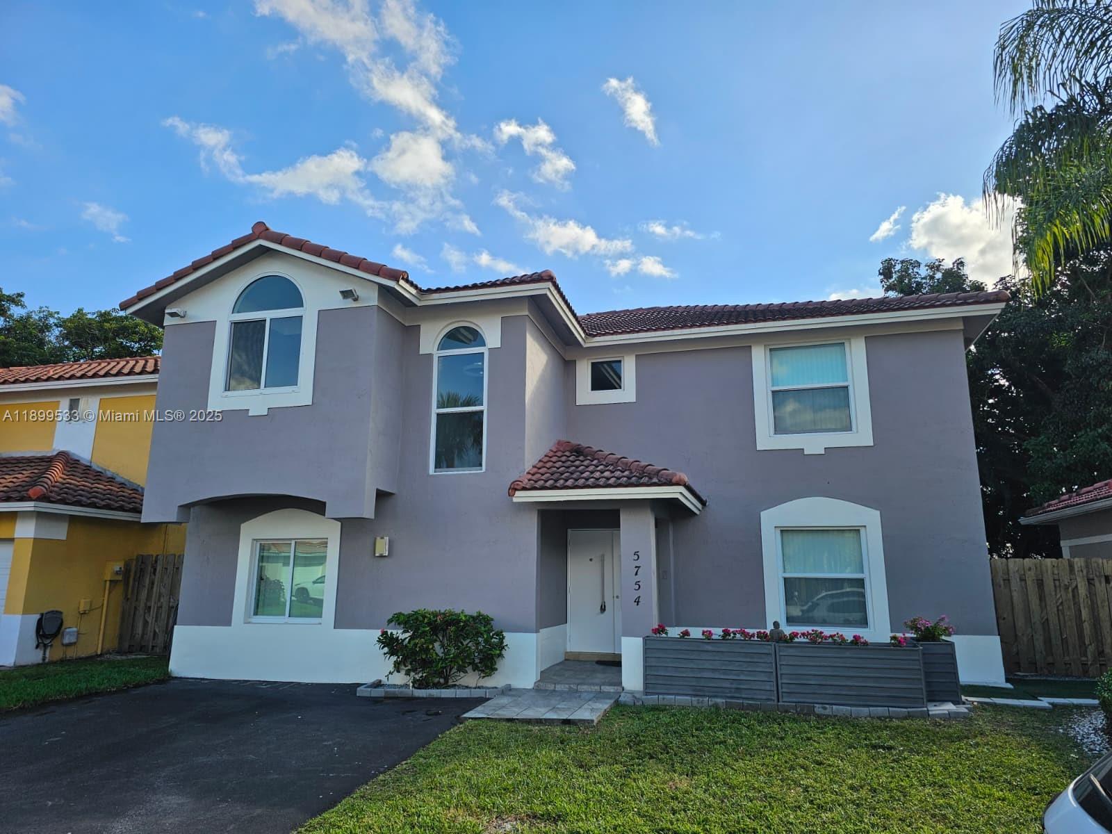 PATIO HOMES OF DORAL PINE - Residential