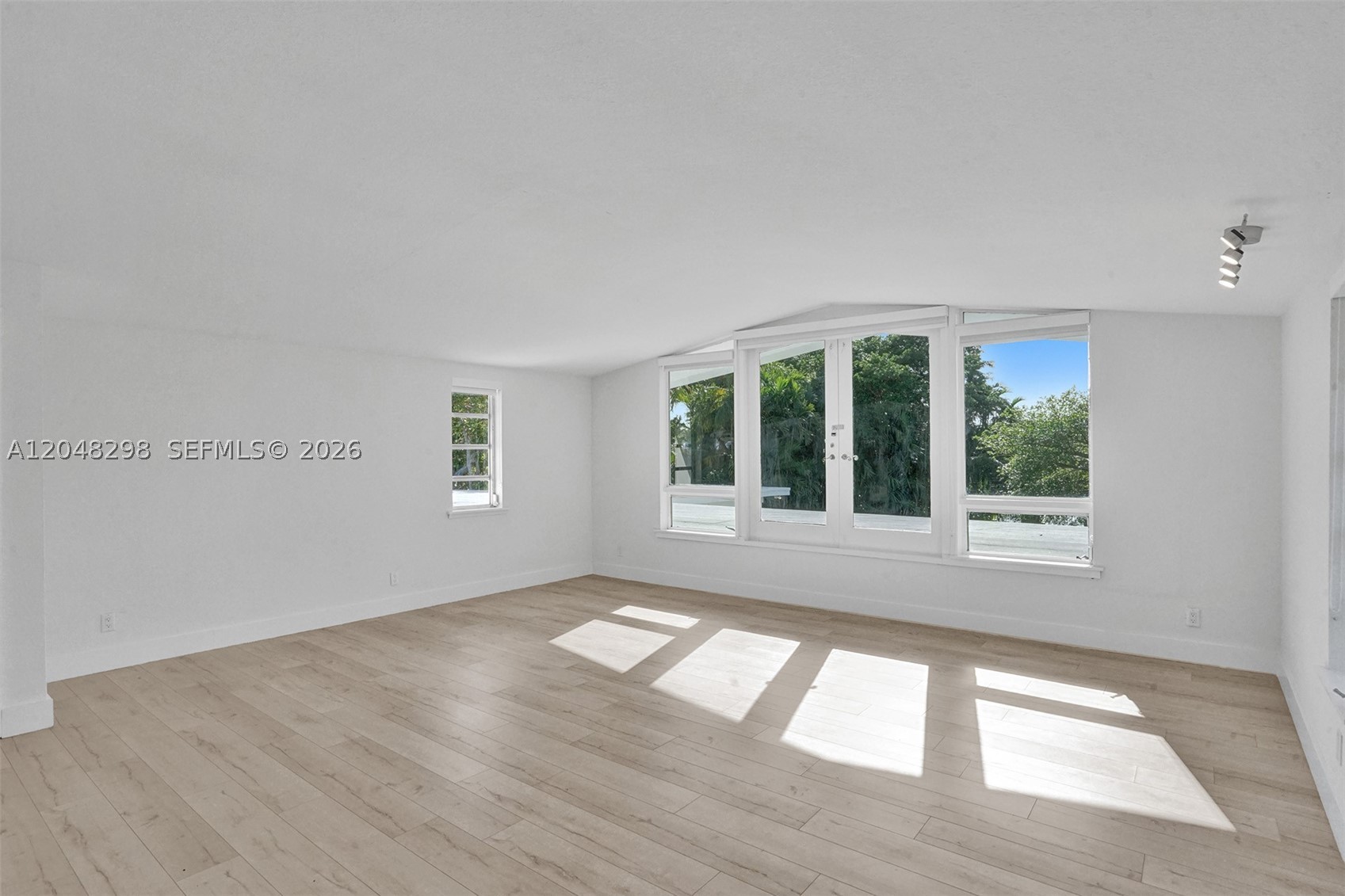 SKY LAKE - Residential Lease