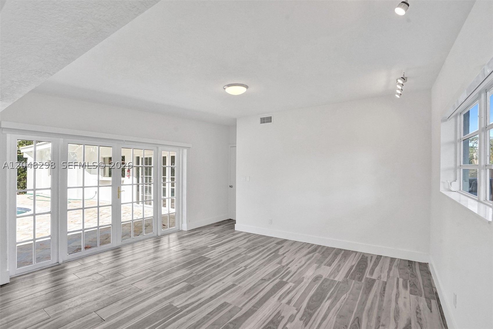 SKY LAKE - Residential Lease