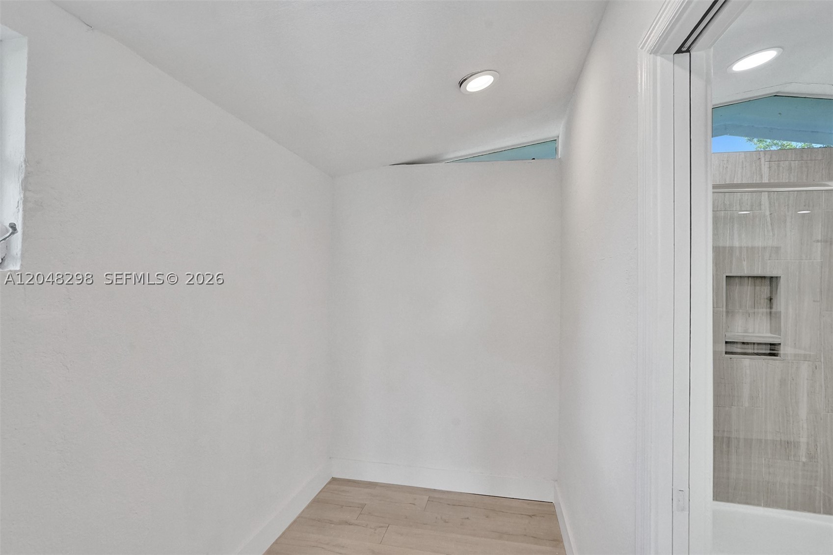 SKY LAKE - Residential Lease