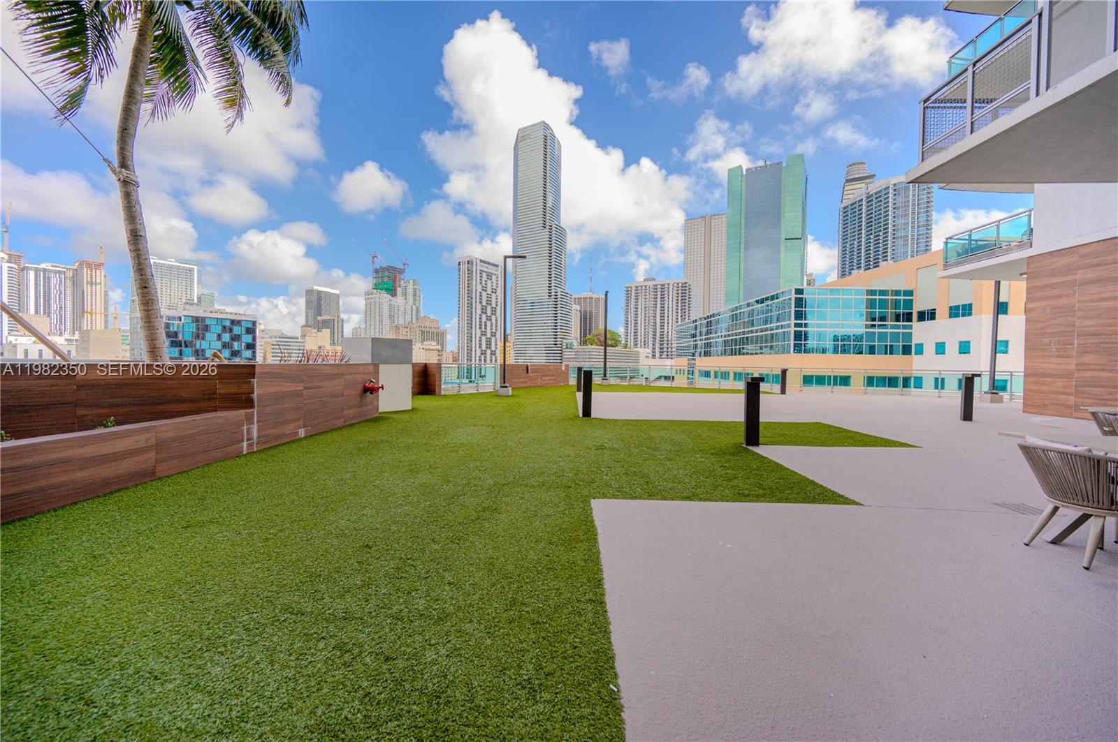 WIND CONDO - Land