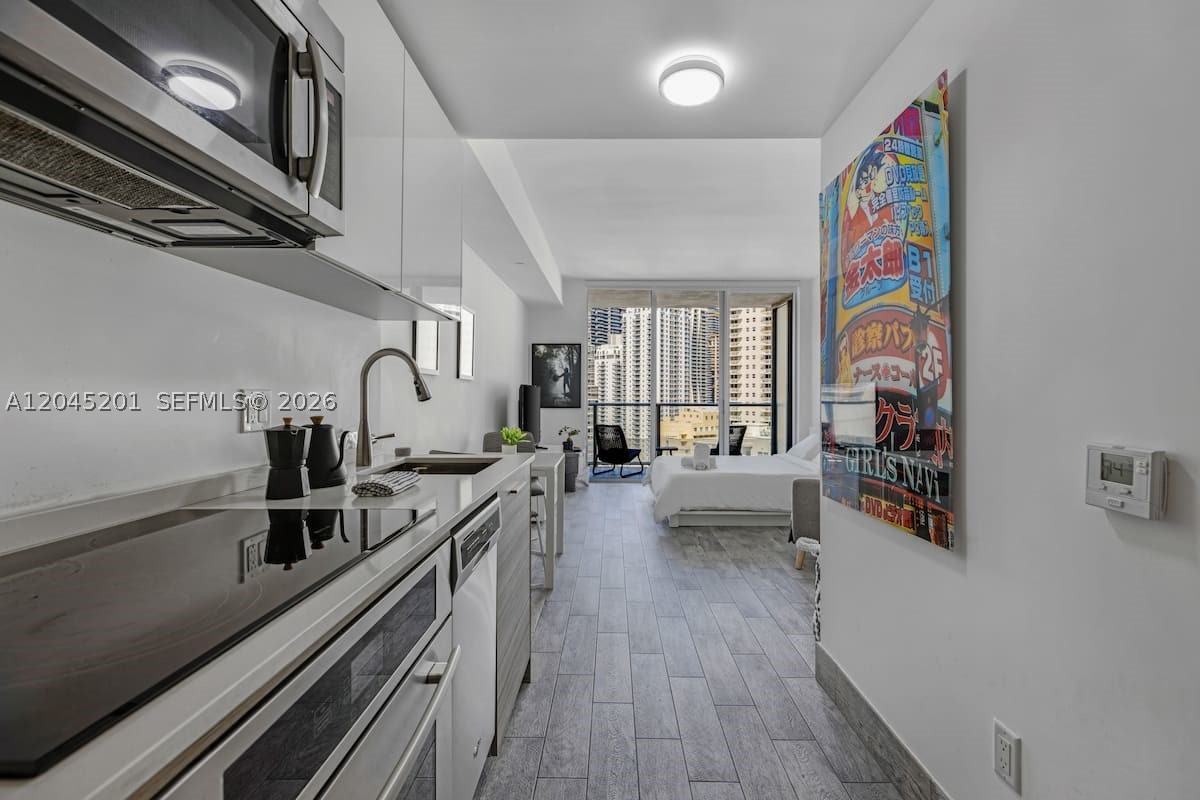 Stylish studio in the prestigious BrickellHouse, ideally located in the heart of Brickell just steps from Brickell City Centre, Mary Brickell Village, world-class restaurants, cafés, rooftop bars, and luxury shopping. This modern studio features a comfortable queen bed, fully equipped kitchen, Smart TV, and in-unit washer and dryer, making it perfect for business or leisure stays. Enjoy resort-style amenities including a waterfront pool with cabanas and hot tub, state-of-the-art fitness center, yoga studio, sauna, business lounge, 24-hour concierge, valet service, and secure building access. Conveniently located just minutes from Downtown Miami, Bayside Marketplace, Wynwood, the Design District, Coconut Grove, South Beach, the Port of Miami, Brightline Station, and Miami International Airport, this is the perfect home base to experience Miami in comfort, style, and convenience.
