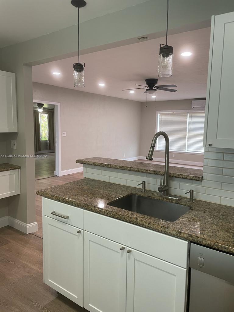 Beautiful 2/1 on a duplex. washer and dryer. Big backyard. stainless steel appliances.
