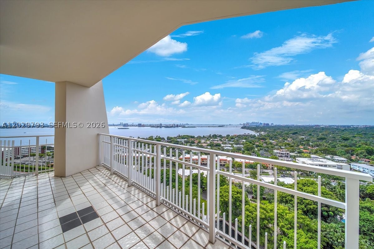 TOWERS OF QUAYSIDE CONDO - Residential Lease