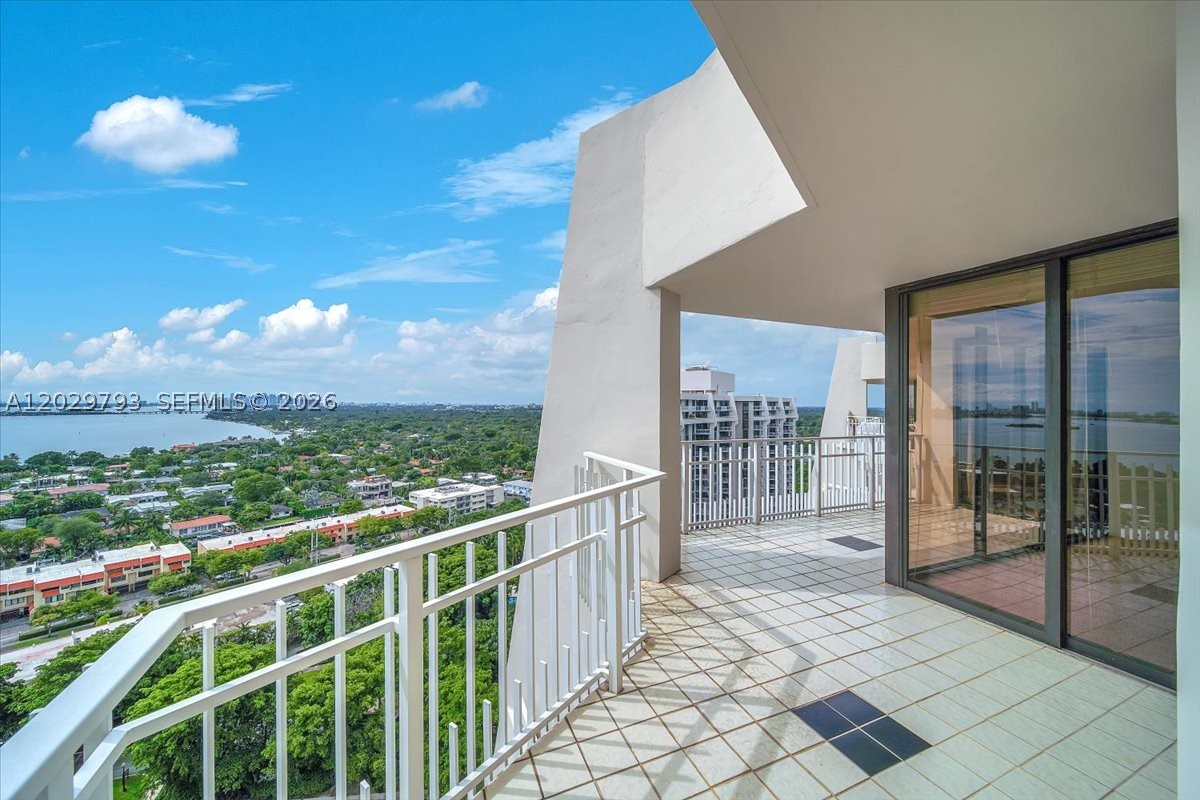 TOWERS OF QUAYSIDE CONDO - Residential Lease