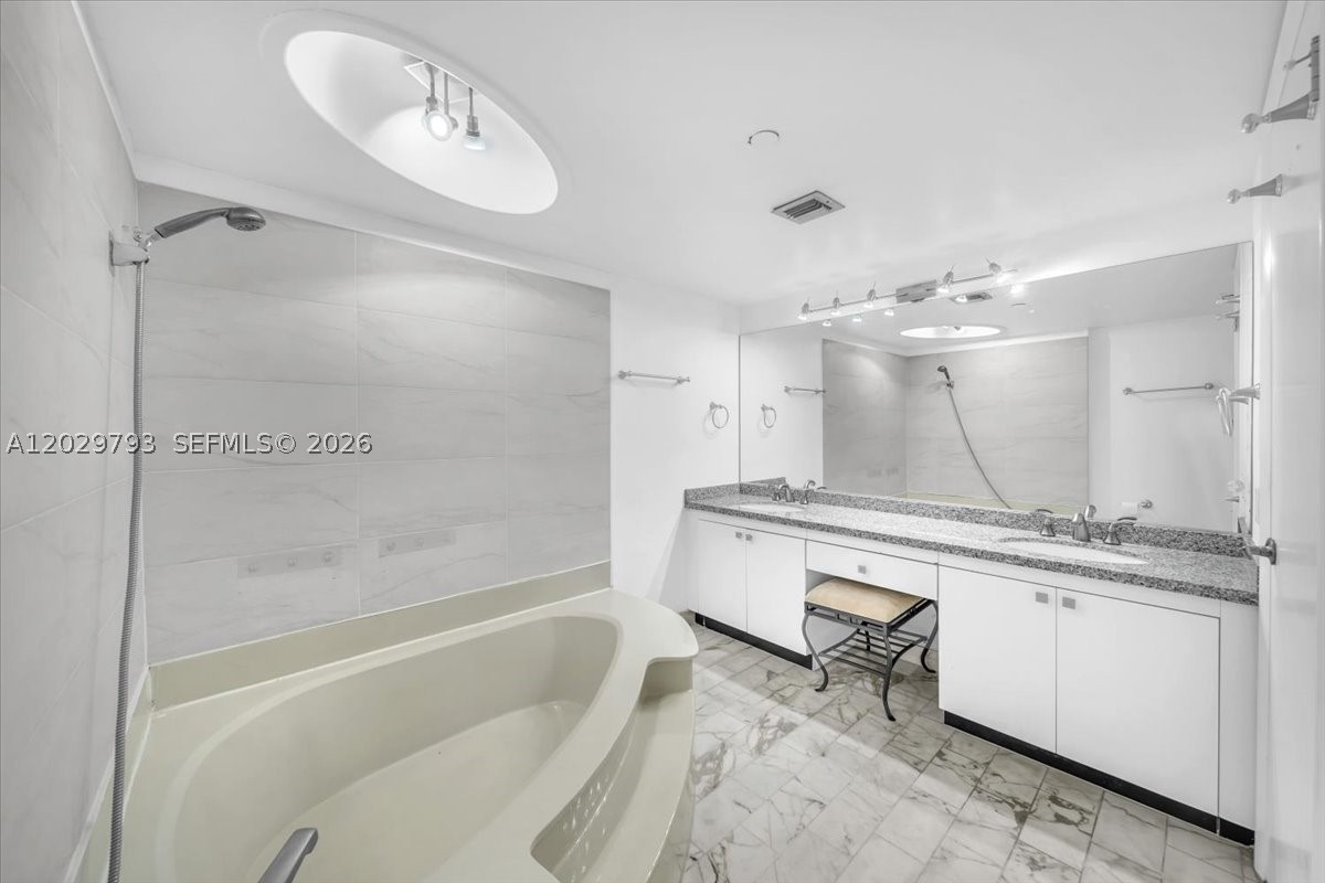 TOWERS OF QUAYSIDE CONDO - Residential Lease