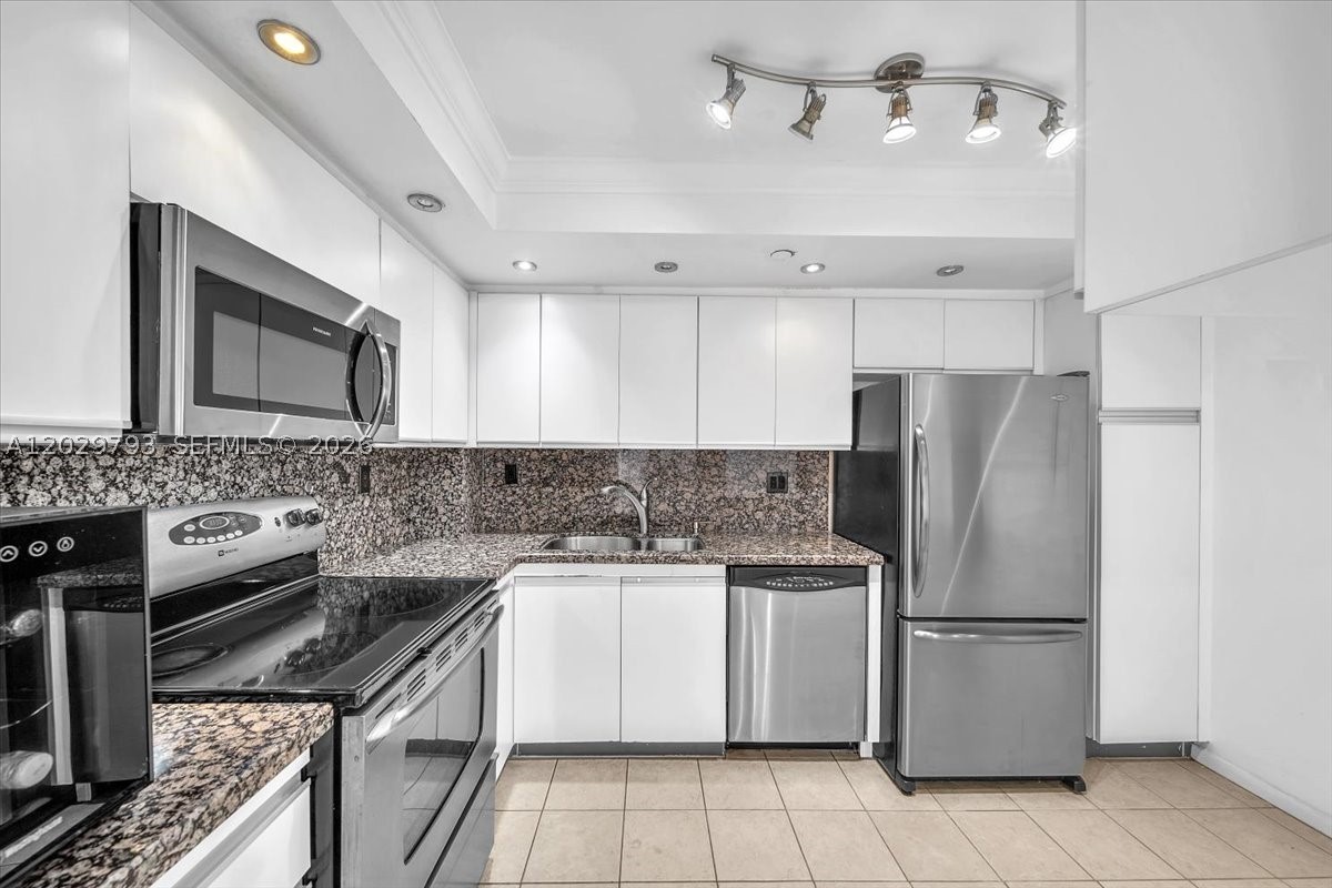 TOWERS OF QUAYSIDE CONDO - Residential Lease