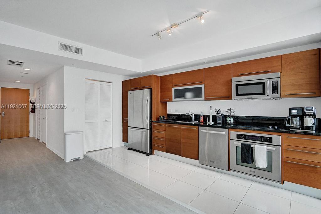 VIZCAYNE NORTH CONDO - Residential Lease