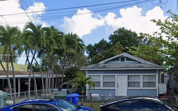 3 bedroom, 1 bath/. 1,292 SQFT property. Huge backyard, kitchen. Lot is zoned multifamily great for investors / developer.