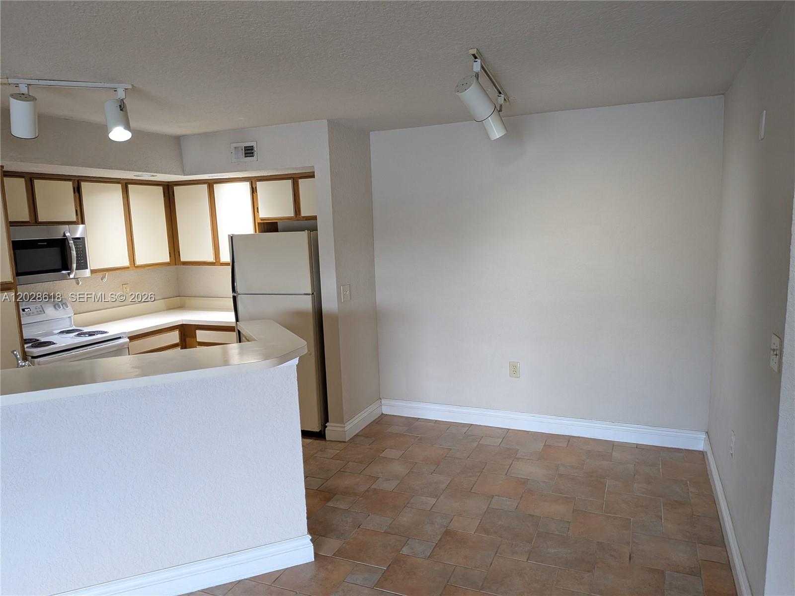 ISLES AT LAGO MAR CONDO - Residential Lease