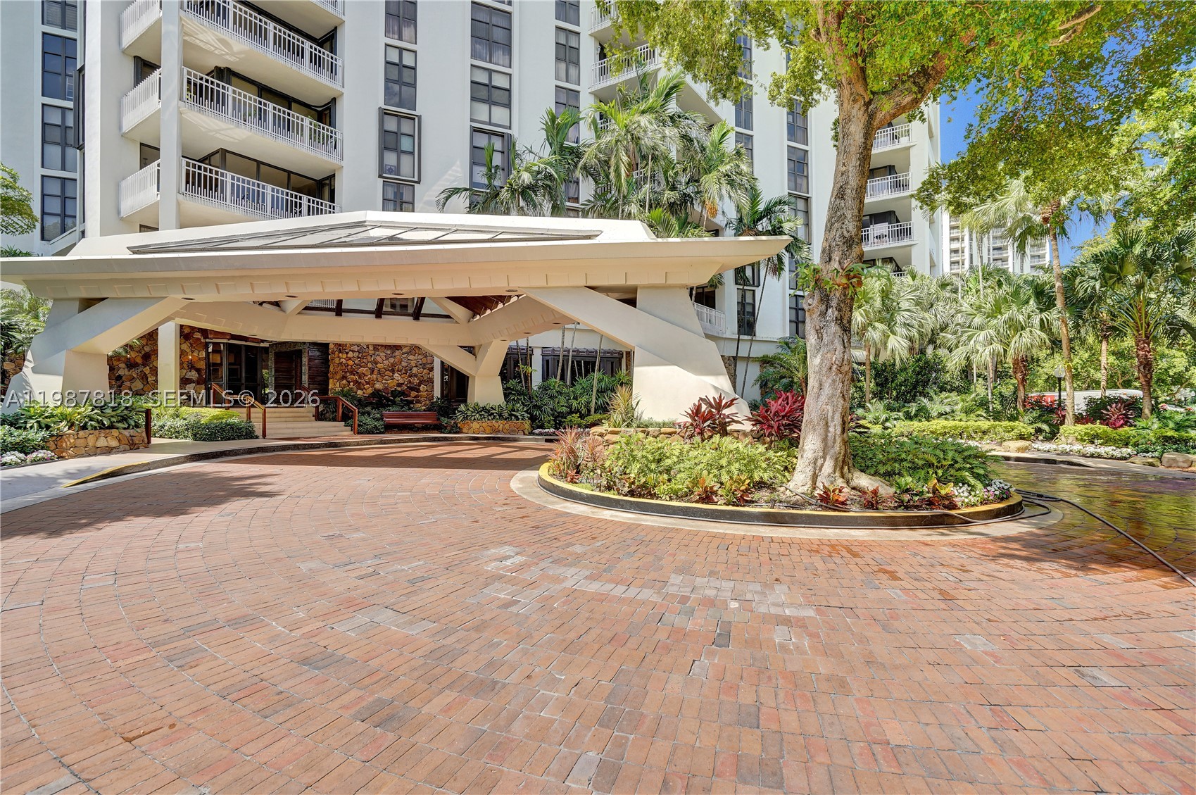 TOWERS OF QUAYSIDE CONDO - Residential