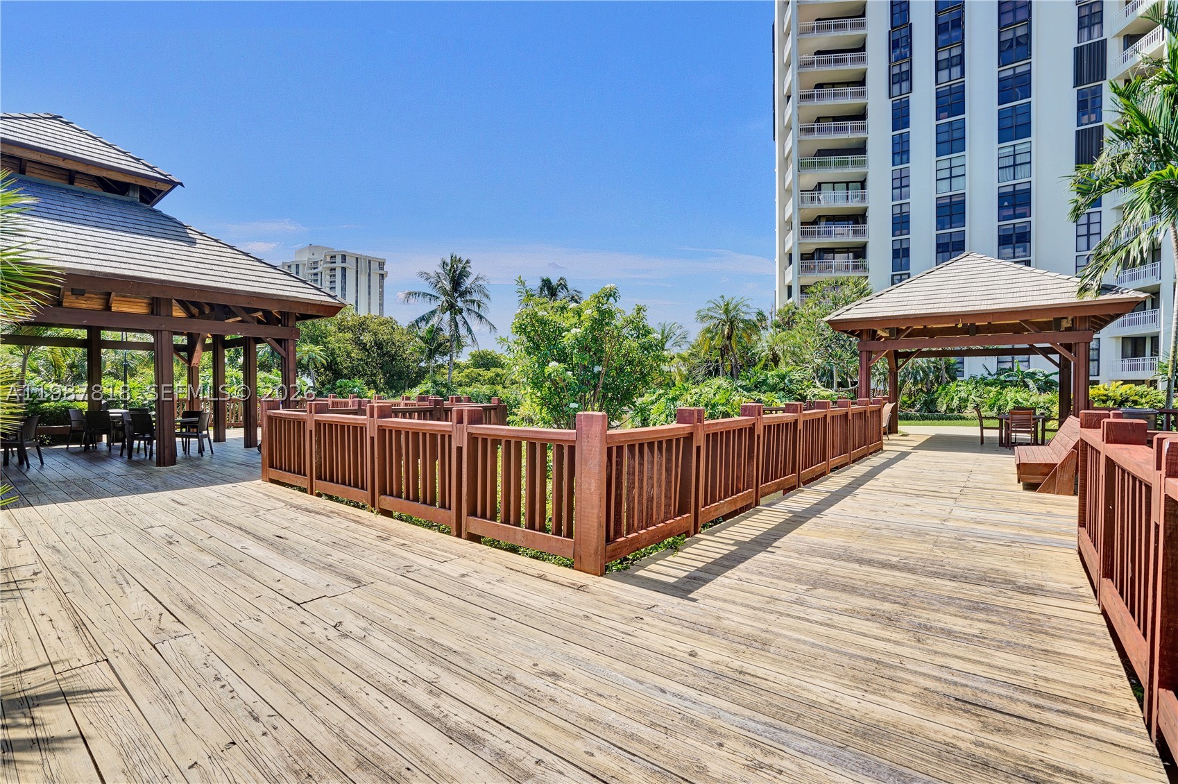 TOWERS OF QUAYSIDE CONDO - Residential