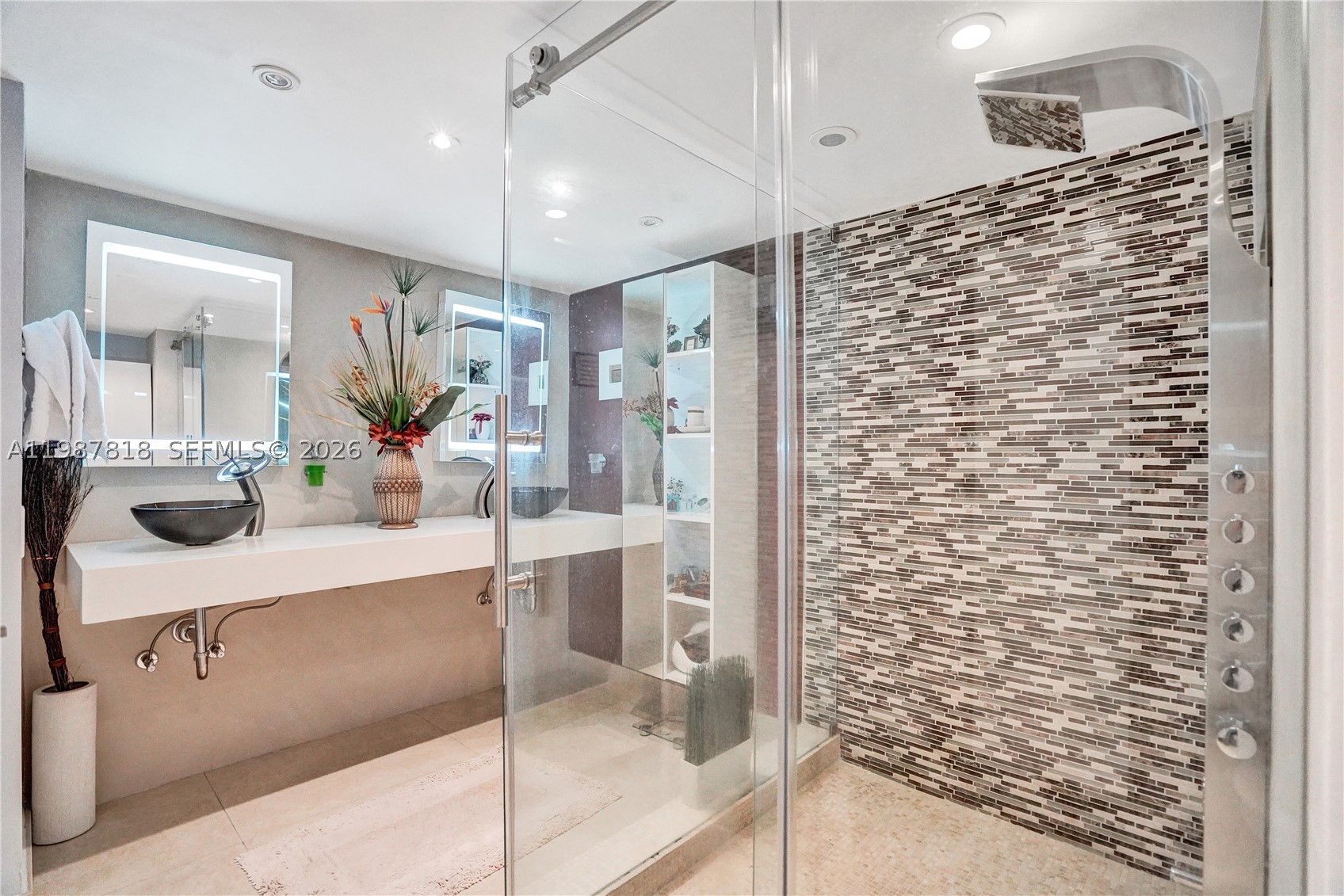 TOWERS OF QUAYSIDE CONDO - Residential