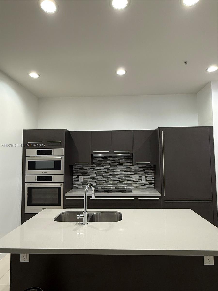 Spacious 1 Bedroom, 1-1/2 Bathroom with penthouse ceilings located in the heart of Doral near high ranked schools and easy access to the Turnpike and Palmetto. Shops and restaurants within walking distance. Open floor plan with stainless steel appliances BOSCH, impact windows and plenty of closet space.