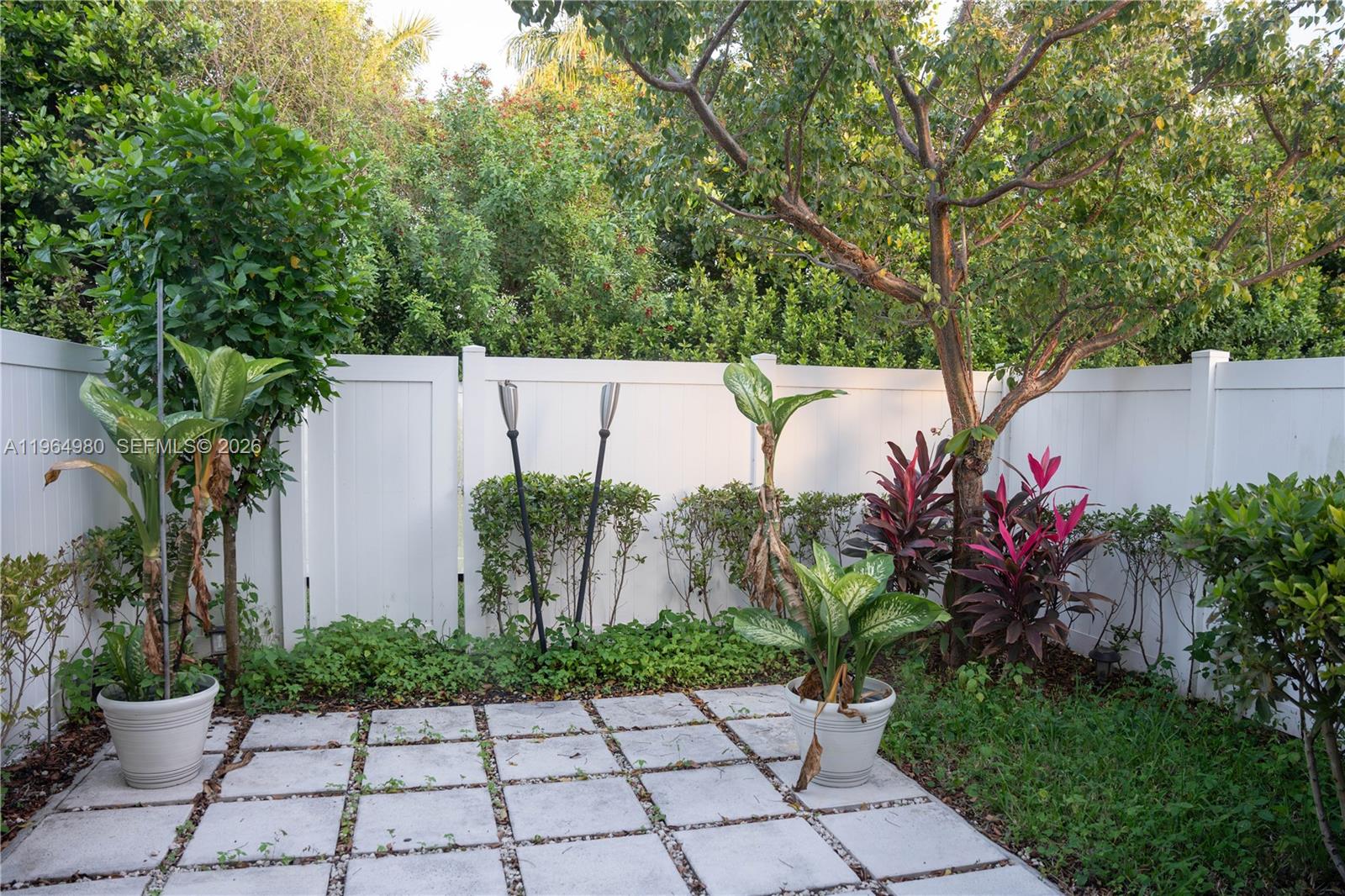 AQUABELLA NORTH REPLAT - Residential Lease