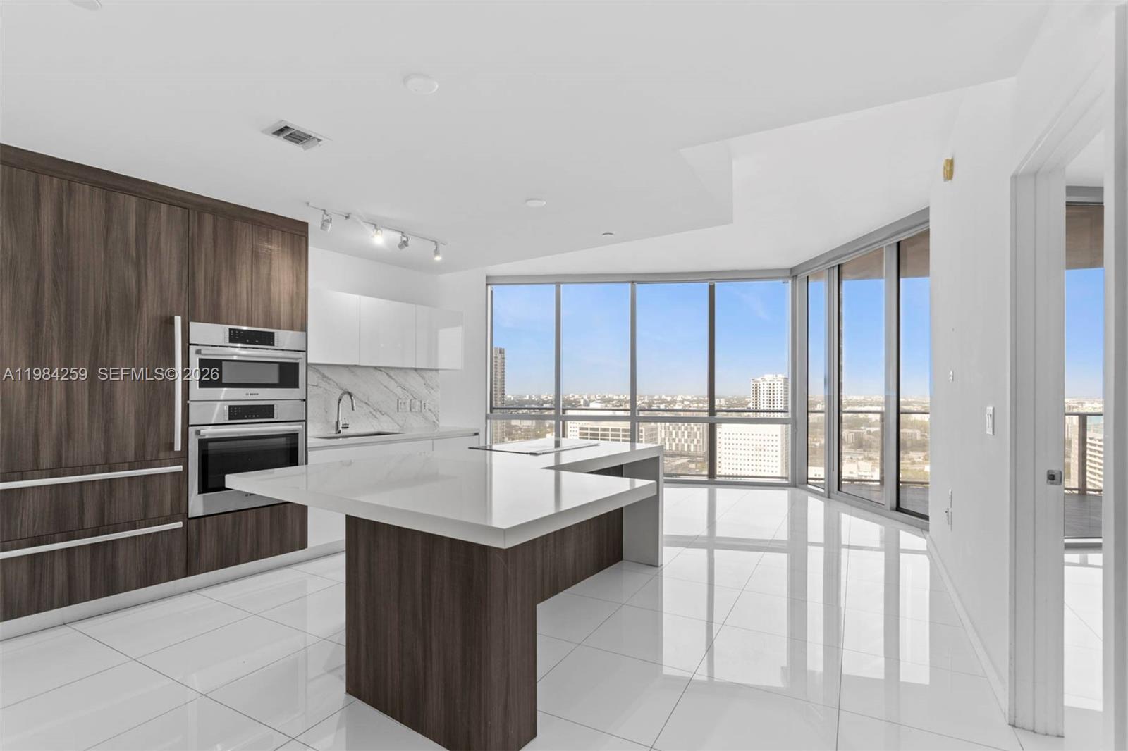 PARAMOUNT MIAMI WORLDCENT - Residential Lease