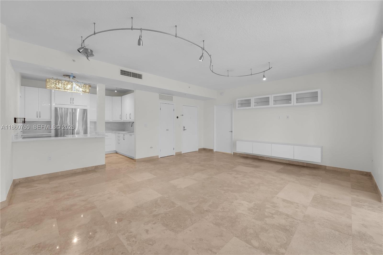 THE VISTAS CONDO - Residential