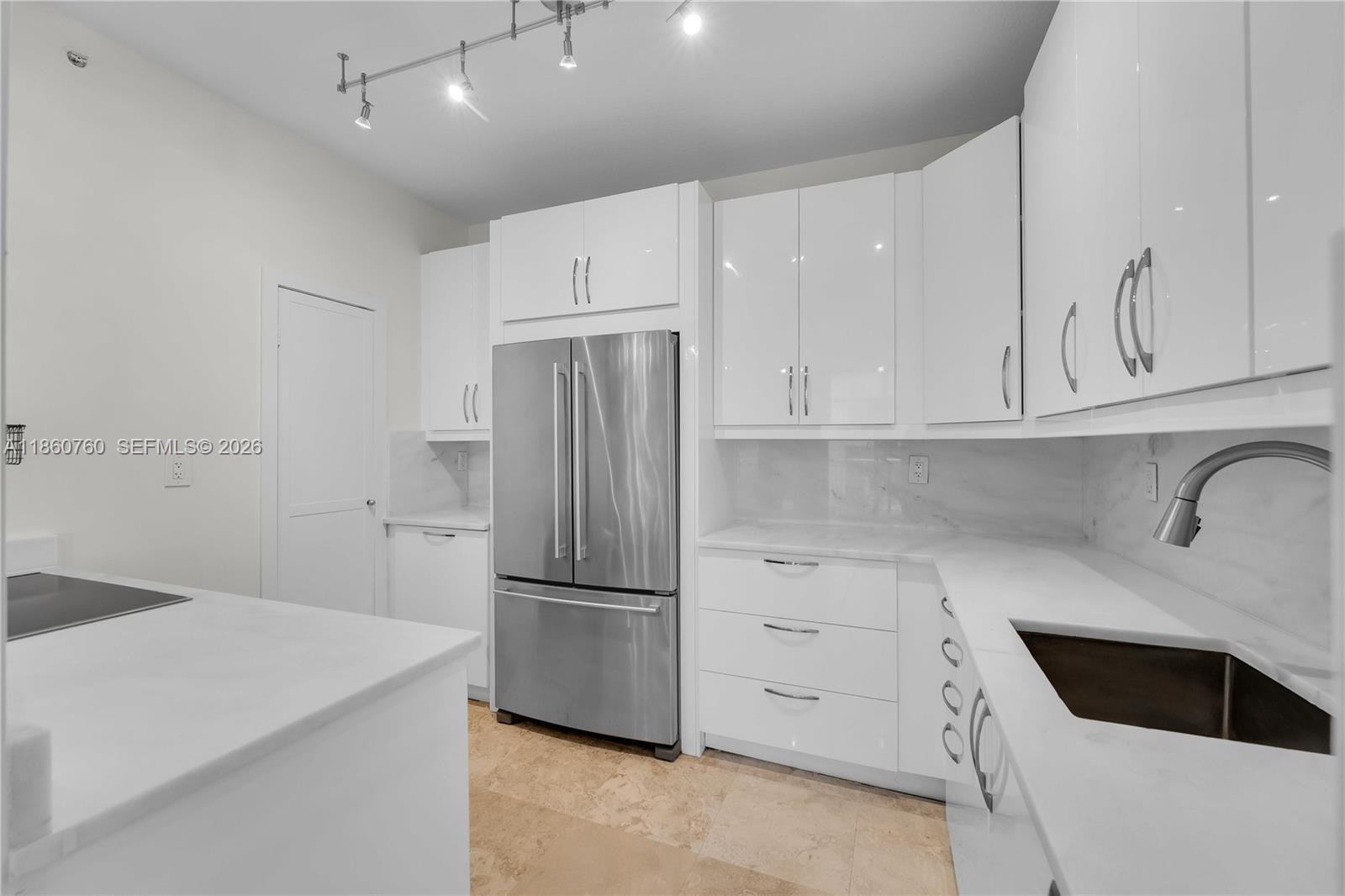 THE VISTAS CONDO - Residential