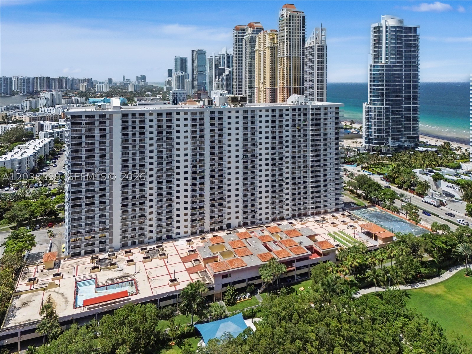 WINSTON TOWERS 600 CONDO - Residential