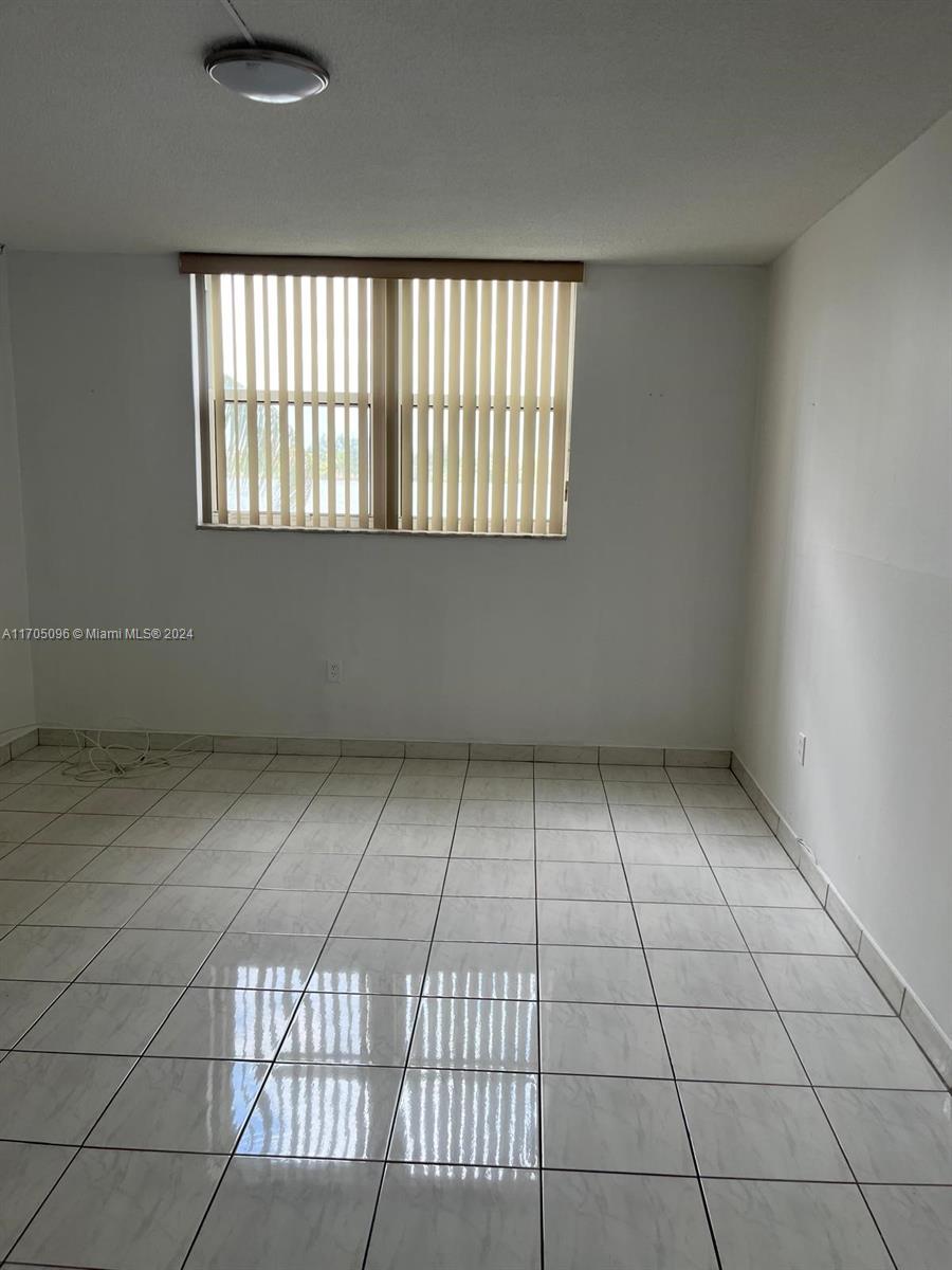 ROYAL BAHAMIAN WEST - Residential