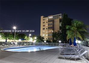 ROYAL BAHAMIAN WEST - Residential