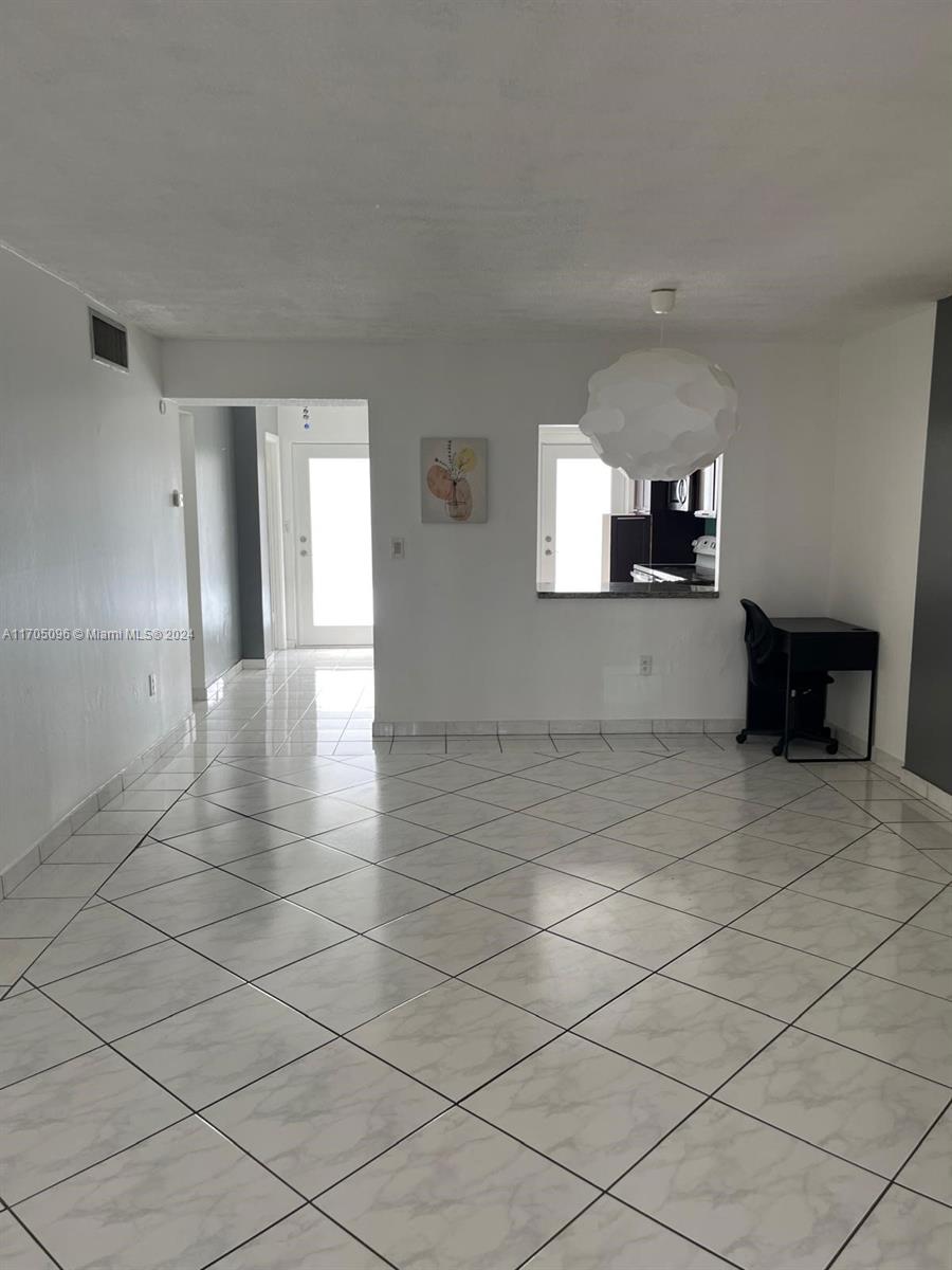 ROYAL BAHAMIAN WEST - Residential