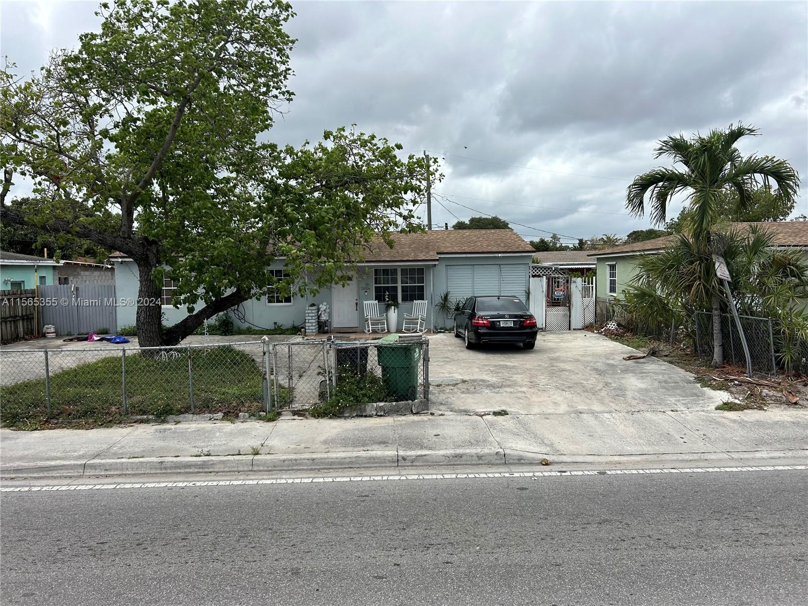Great Location!!! Needs repairs. Cash Only!!!Bring all offers!!!!