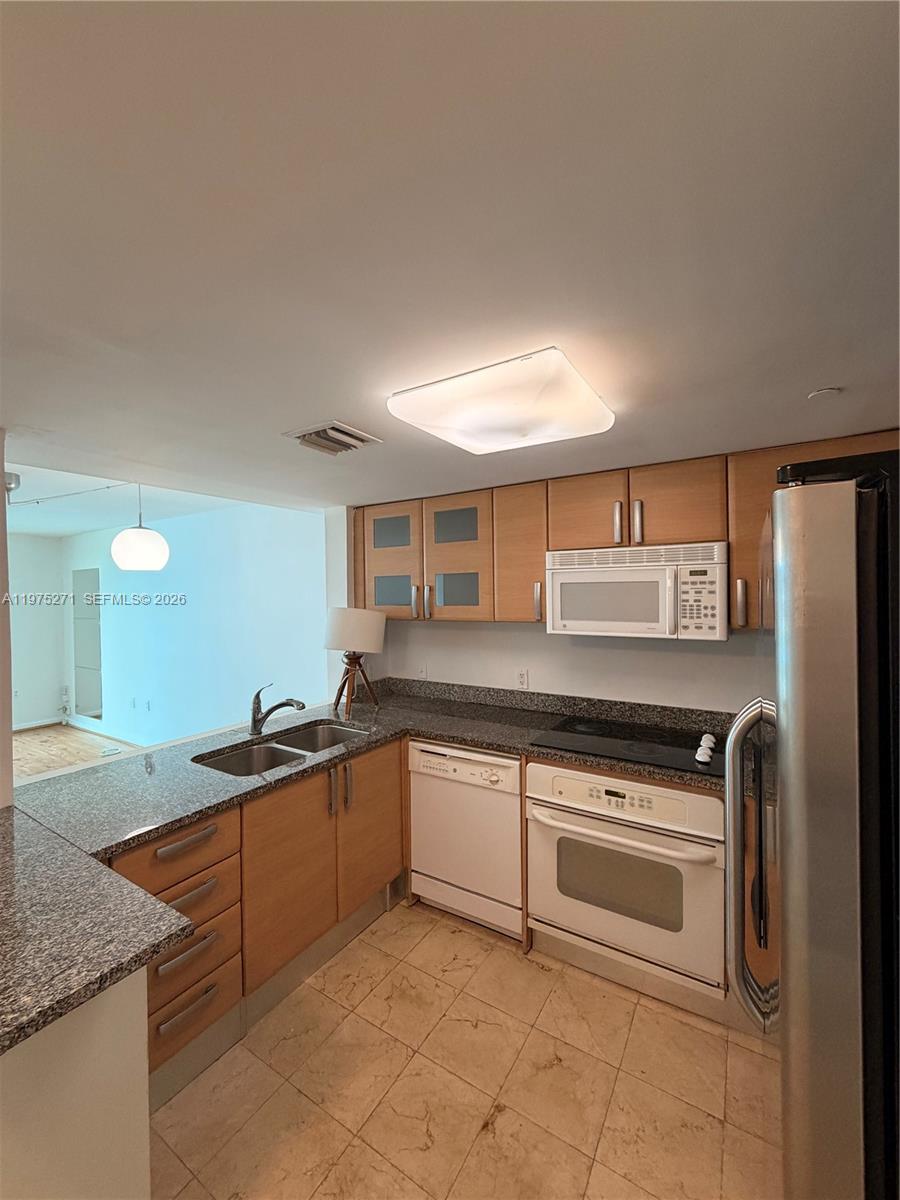 Beautiful 1-bedroom, 1-bathroom condo at Skyline on Brickell! This exceptional residence features a spacious balcony with breathtaking views. Designed with elegance in mind, the open layout is filled with natural light streaming through impact windows, seamlessly blending indoor and outdoor living.

Enjoy resort-style amenities in this prestigious waterfront building, including a pool and jacuzzi overlooking the bay, private marina and boat dock, state-of-the-art fitness center with water views, tennis courts, outdoor playground, dog park, on-site café, convenience store, and 24-hour valet service.

Experience luxury living at its finest—call today!
