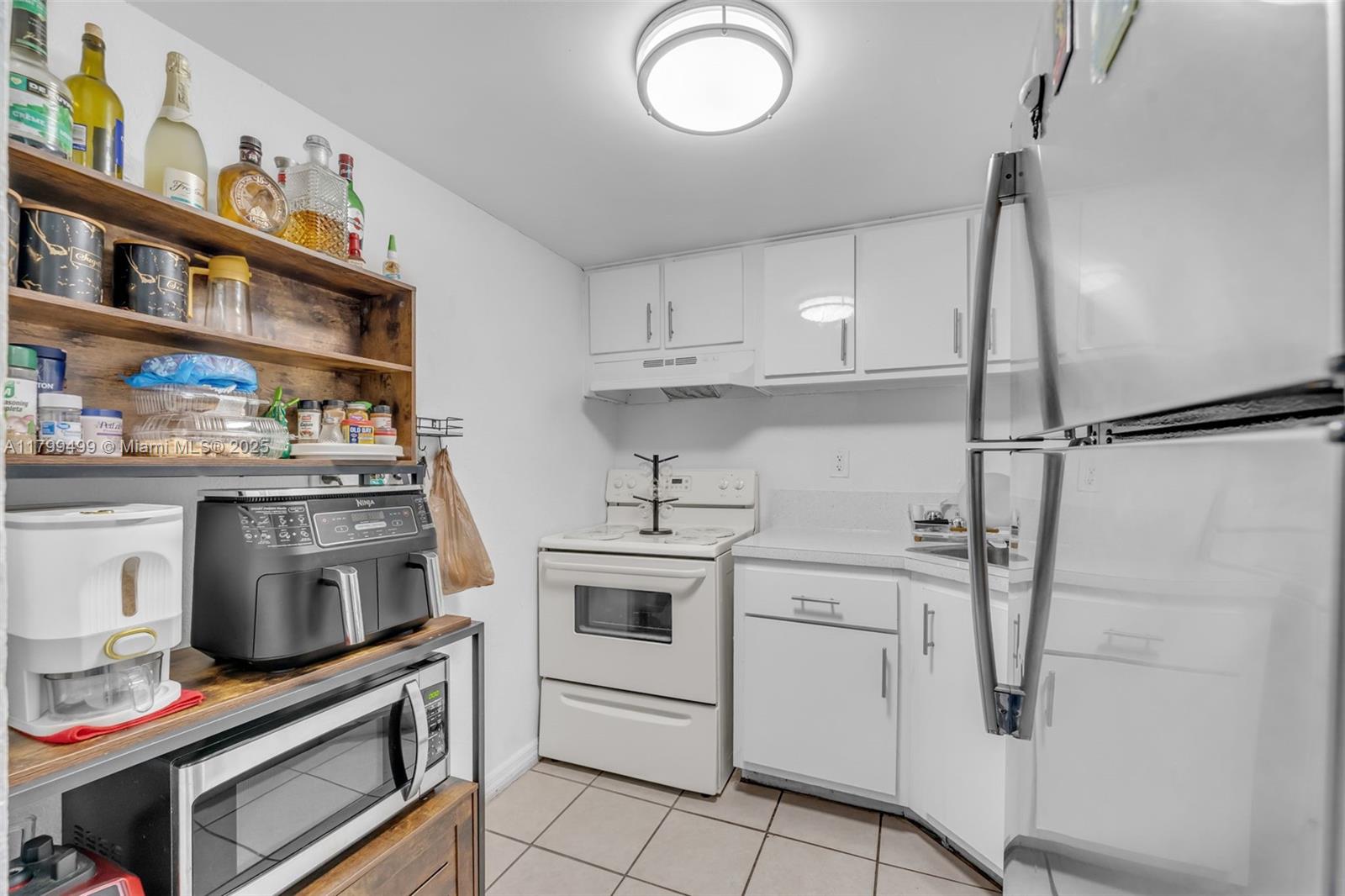 YOLANDA VILLAS CONDO - Residential