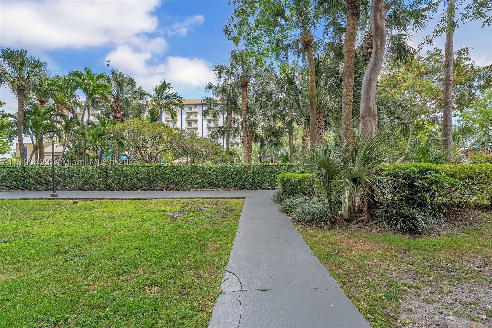 YOLANDA VILLAS CONDO - Residential