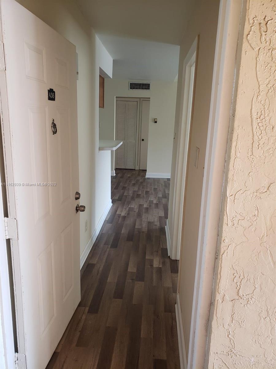 Beautiful 2 beds 1 bath condo. Close to parks, shopping and highways. Easy to show. Don't miss out on this amazing opportunity!
