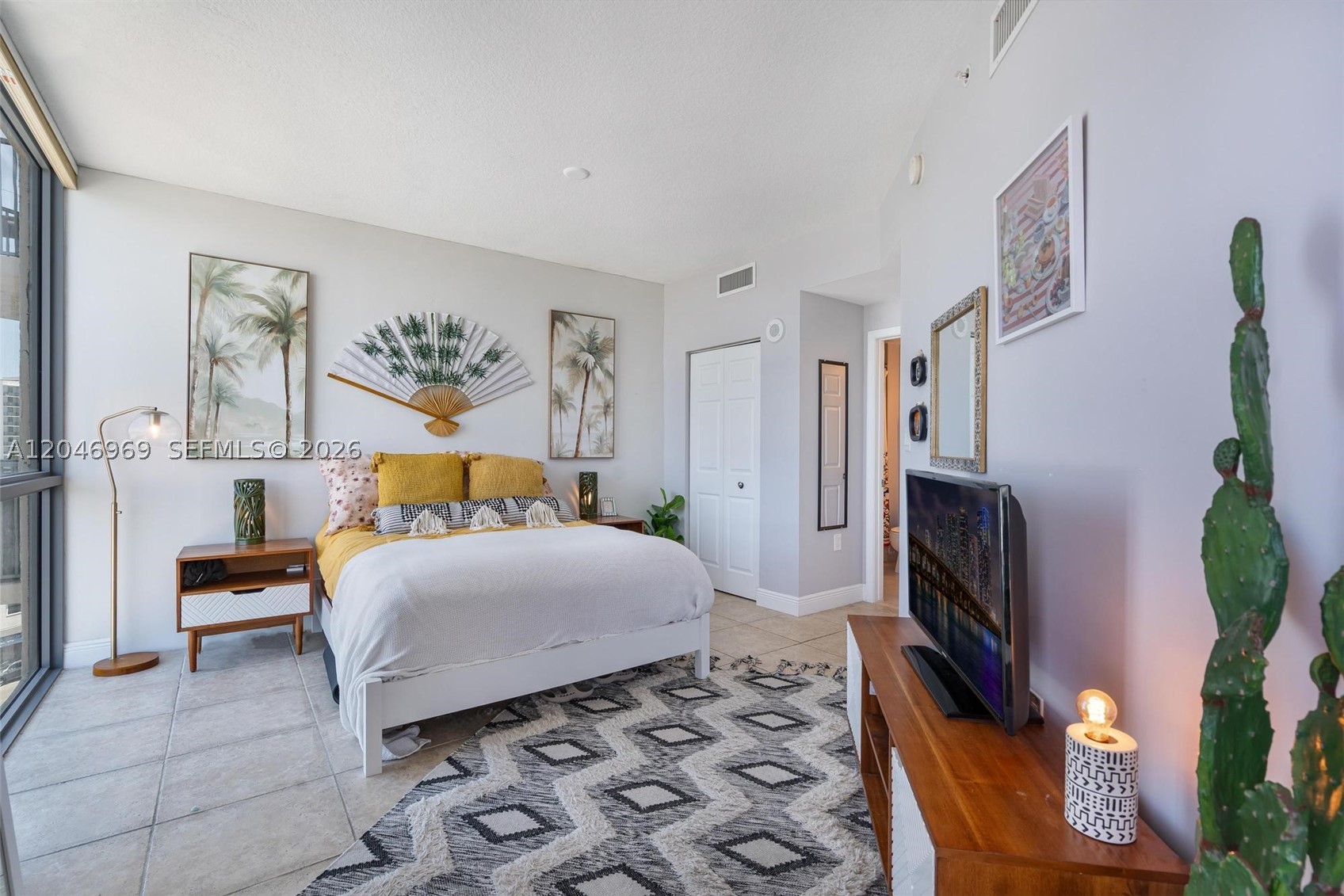 HOLLYWOOD STATION RES CON - Residential