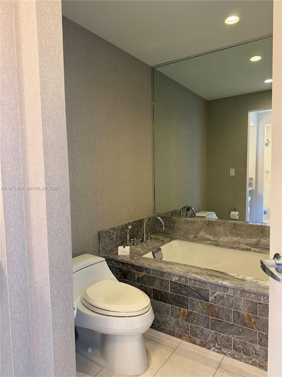551 FLB CONDOMINIUM RESID - Residential