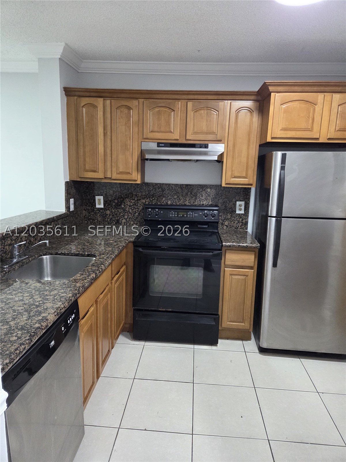 This spacious and bright 2-bedroom, 2-bathroom unit offers the perfect blend of comfort and convenience. Step inside to a generous living area, ideal for entertaining or unwinding after a long day. The building is centrally located, giving you easy access to shopping, dining, and entertainment options. Plus, enjoy the added convenience of an on-site laundry facility right in the building.