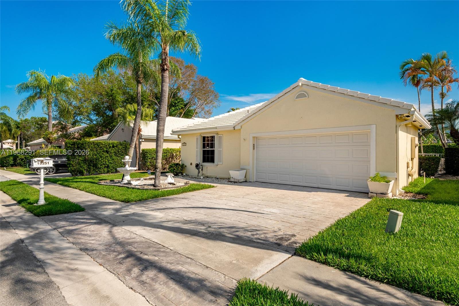 HOLLYWOOD LAKES COUNTRY C - Residential