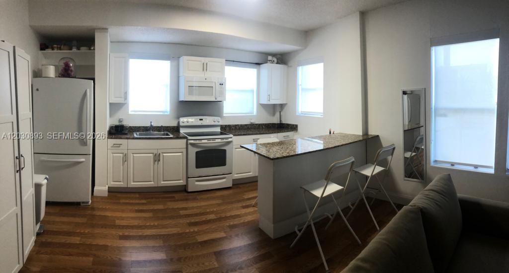 1 bed 1 bath completely renovated. Open living area & kitchen, give a spacious feel. Washer & dryer in bldg., street parking, and perfectly located in the heart of South Beach. Near stores, restaurants, banks, etc. Only 5 minutes to the beach!
