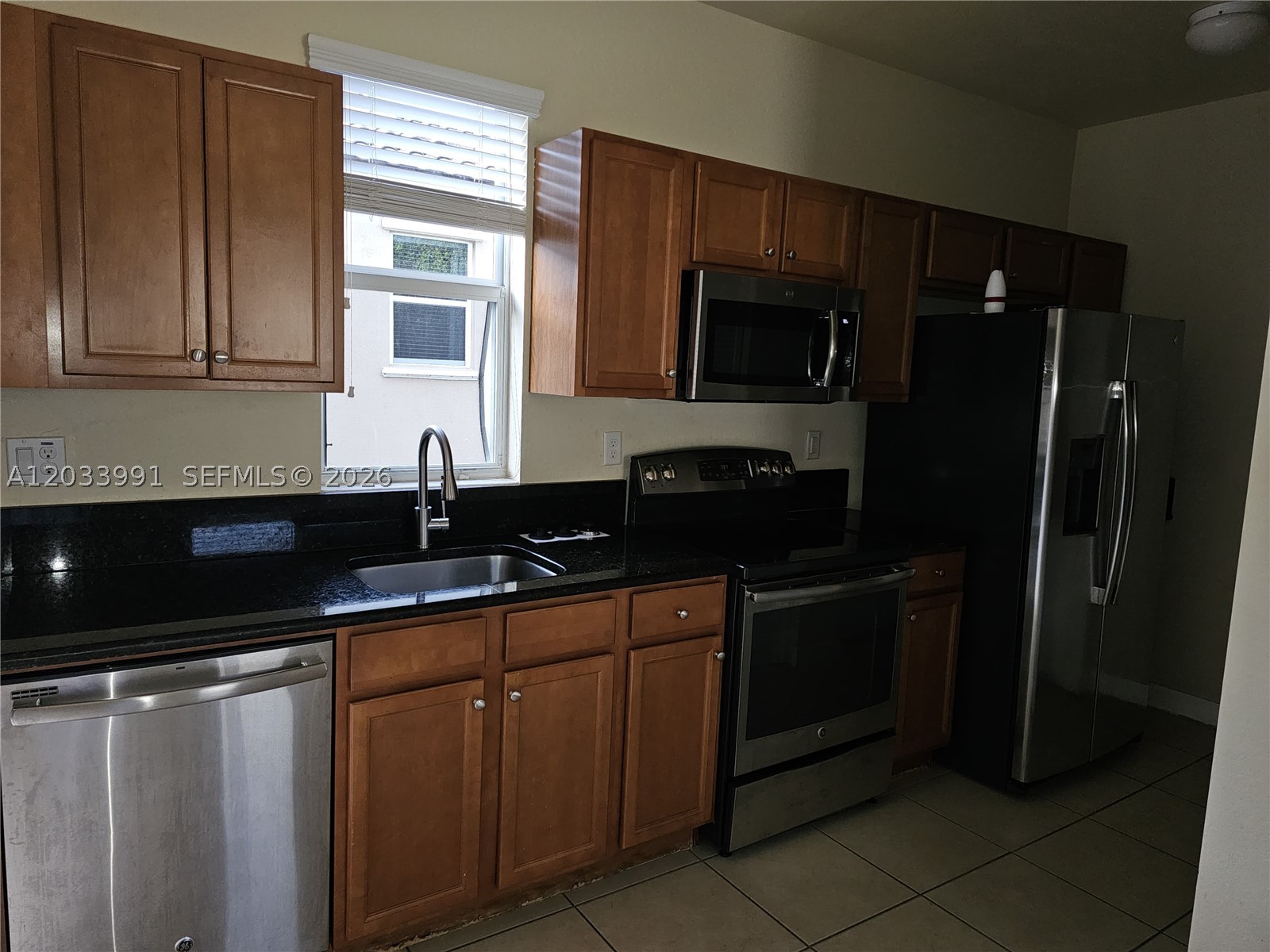 KENDALL COMMONS TOWNHOMES - Residential Lease