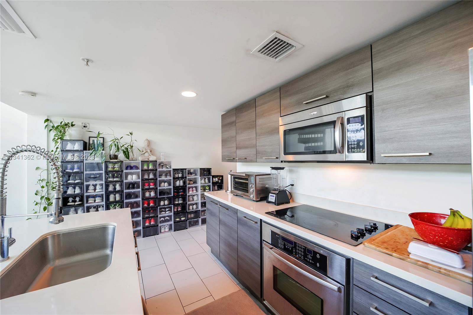 MERIDIAN 5 CONDO - Residential