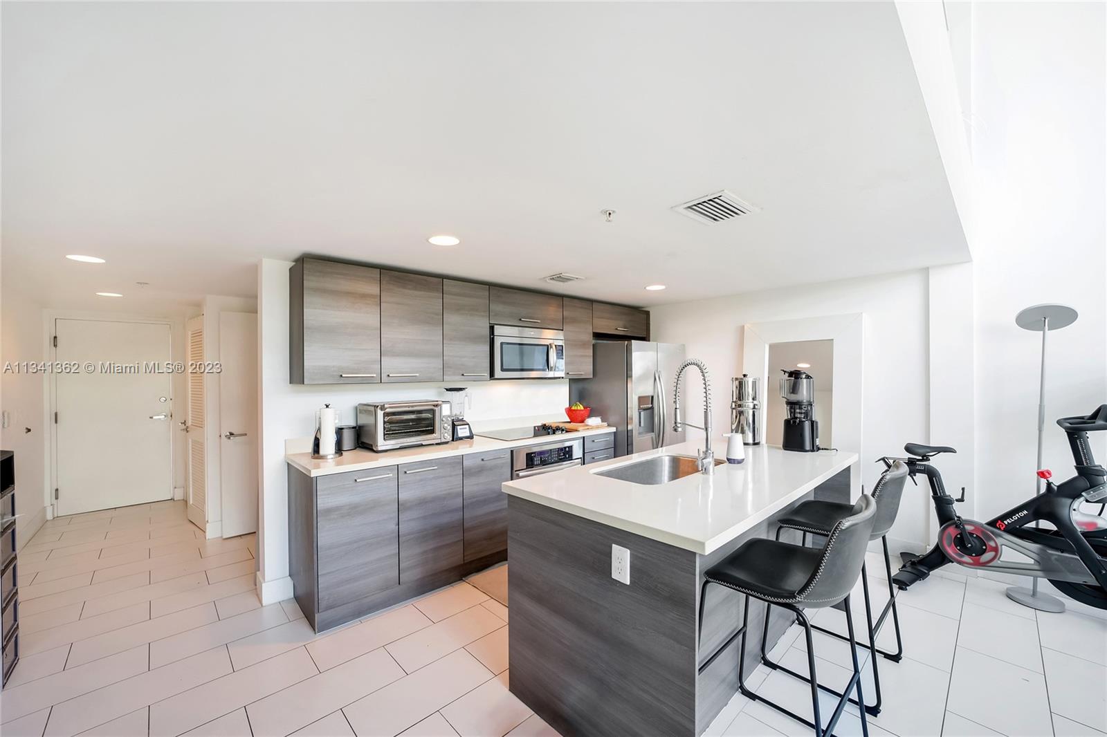 MERIDIAN 5 CONDO - Residential