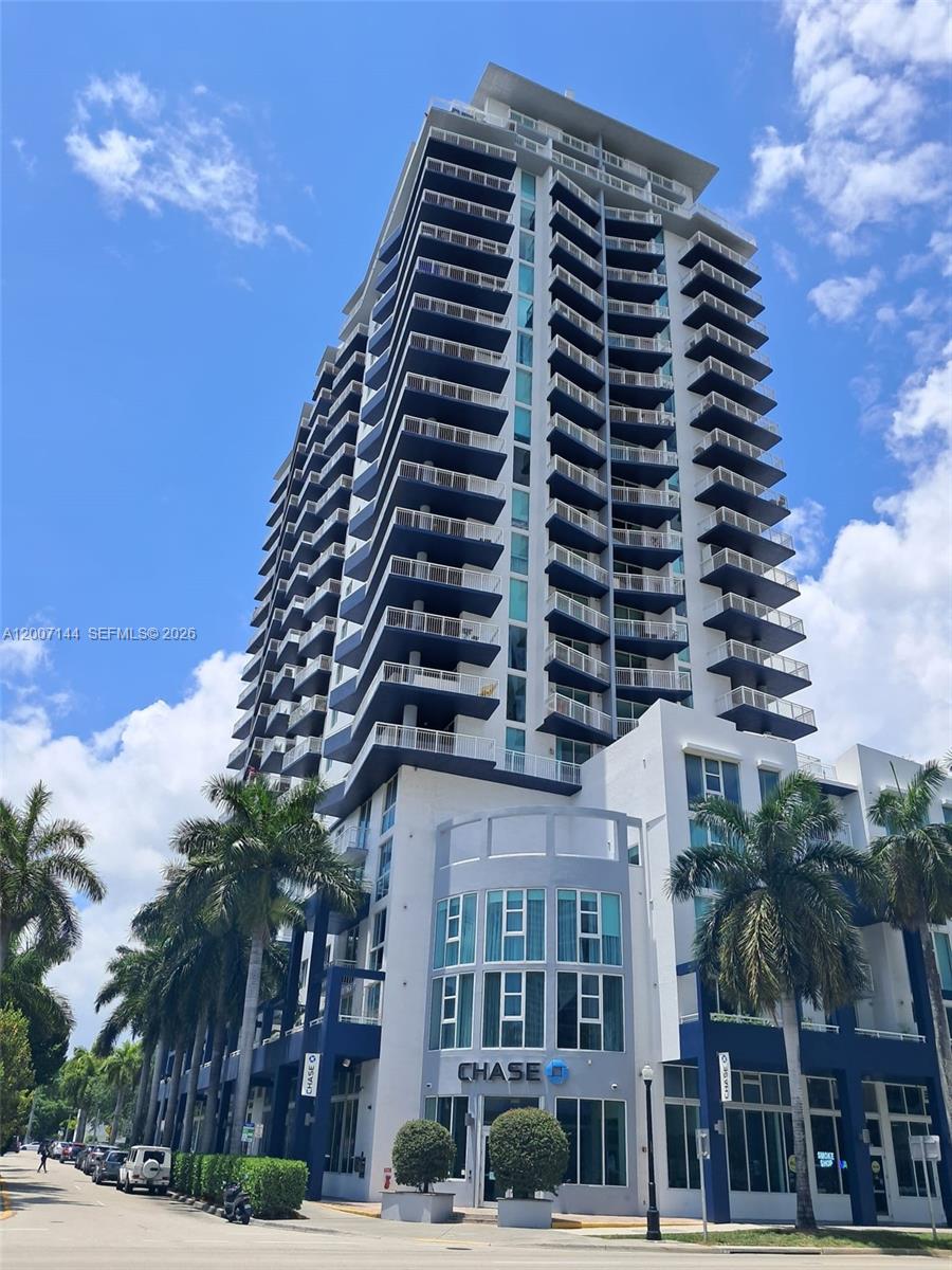 Fully renovated 1/1 unit featuring new cabinets, as well as new flooring in the kitchen and bathroom. Spectacular view of the city skyline (guaranteed, as the building across the street has sold its air rights). Excellent location, close to highways 386, I-95, and 112; just 10 minutes from Miami Beach & Jackson Hospital, and a few blocks from the Performing Arts Center, Bayside, and the Kaseya Center. The building has undergone a comprehensive renovation (including balconies, the swimming pool, and other amenities). A great opportunity!