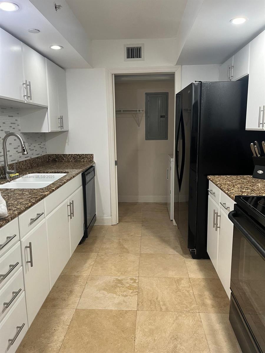 THE COLLINS CONDO - Residential Lease