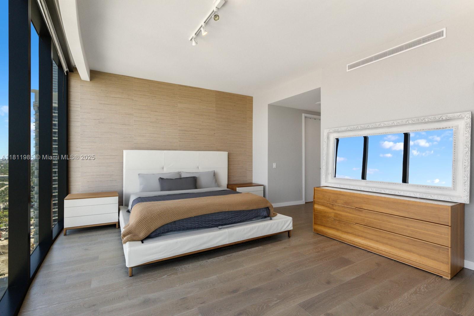 18555 COLLINS AVENUE COND - Residential