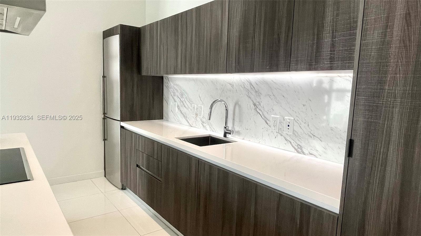 Come to live in Paramount Miami Worldcenter and enjoy the building with the best amenities in Miami. Split design layout, 2 master bedrooms, and 2 baths, 10ft ceilings, floor-to-ceiling windows, entrance views, a modern-minimalist open kitchen with top-of-the-line appliances, washer & dryer. Amenities include five resort-style climatized pools (2 rooftop pools), cinema/theater, recording studio, community room, skydeck, observatory w/telescopes, state-of-the-art fitness center, boxing studio, yoga studio, basketball half-court, soccer field, tennis courts, jogging path, Tai Chi deck, among others. Minutes away from the best dining, shopping & nightlife: Brickell, Wynwood, Miami Beach, FTX Arena, Museums & Adrienne Arts Center and Design District. It can be rented short-term for a minimum of 31 days, 11 times per year.