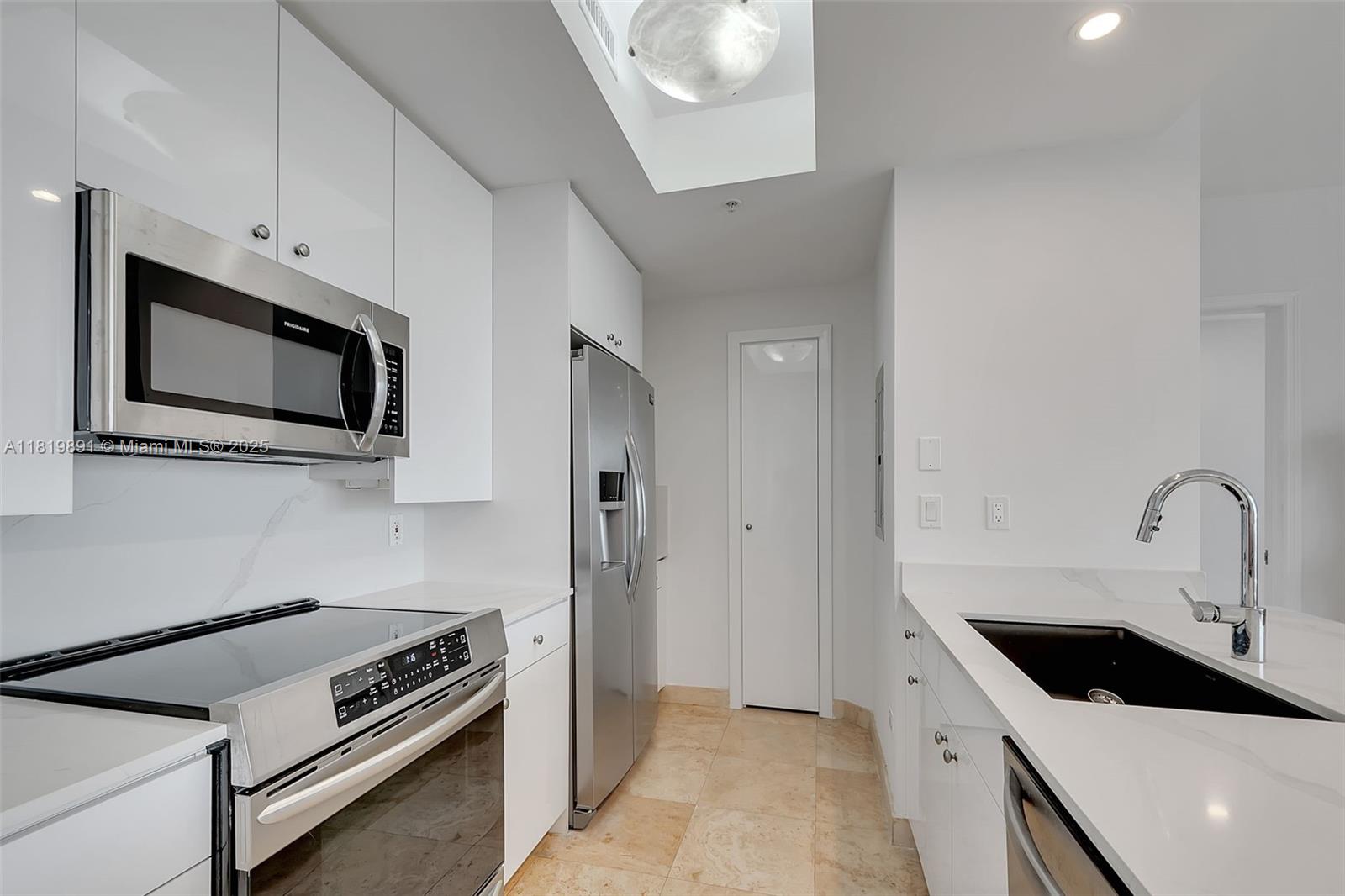 THREE TEQUESTA POINT COND - Residential