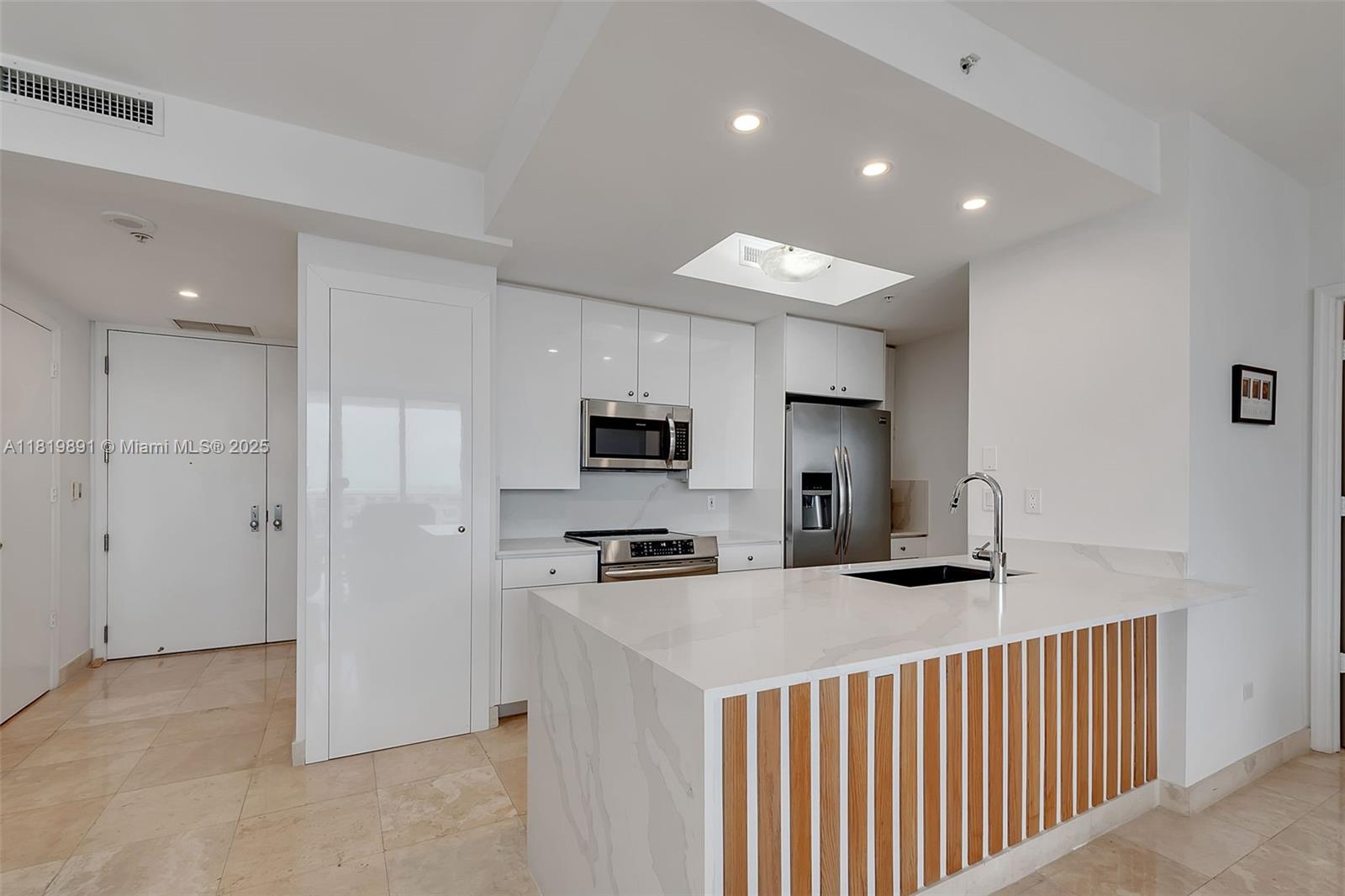 THREE TEQUESTA POINT COND - Residential