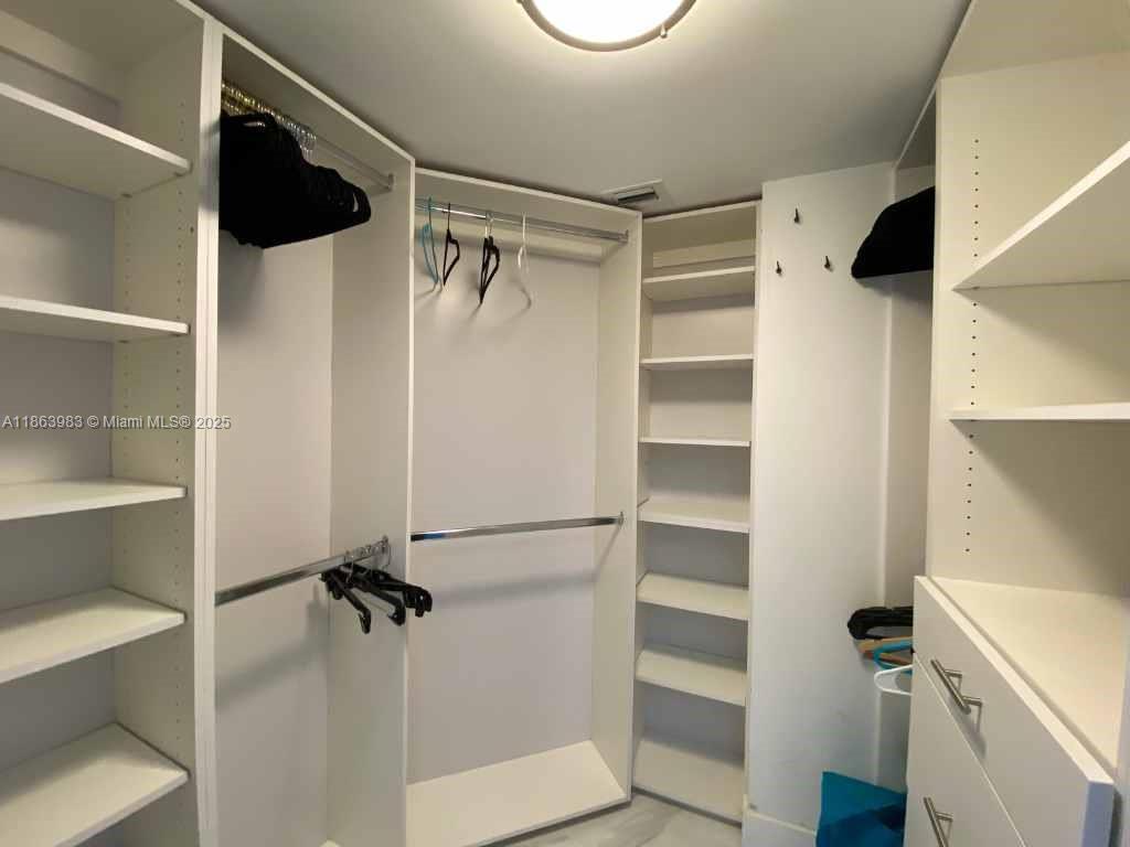 MYSTIC POINTE TOWER 500 C - Residential